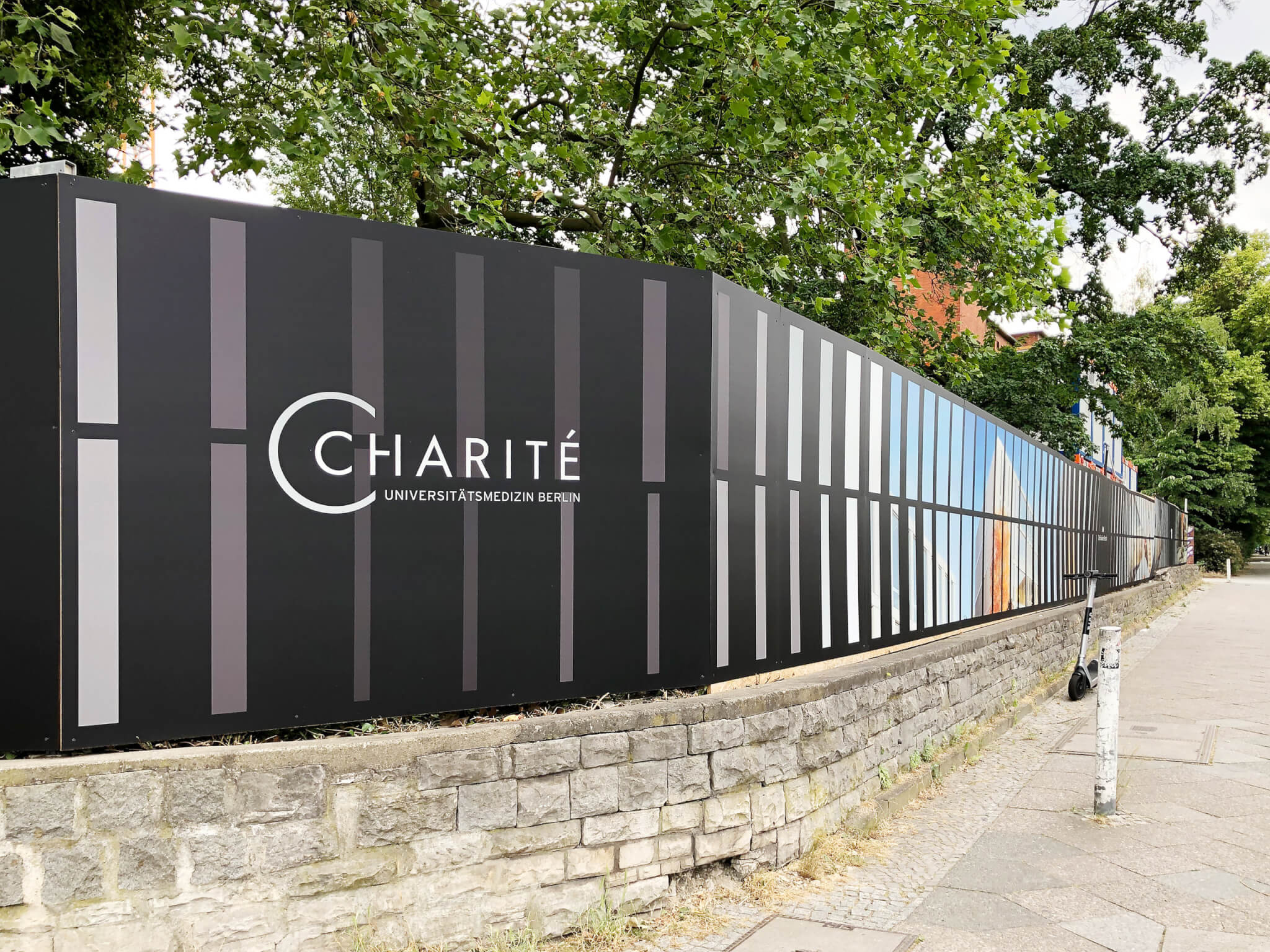 240 m² Bauzaungrafik Alu-Dibond für die Charité