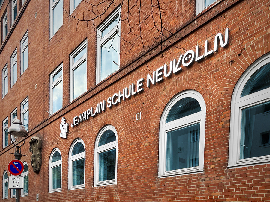 3D-Fassadenlogo Edelstahl-Schriftzug an Schule