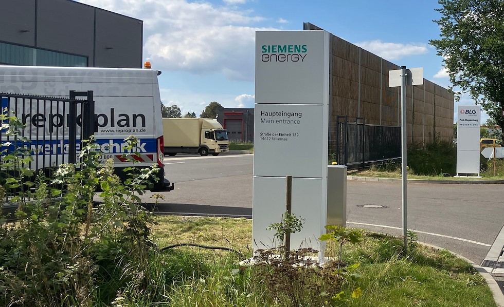 Werbeanlage Siemens Engergy - Stelen im Aussenbereich